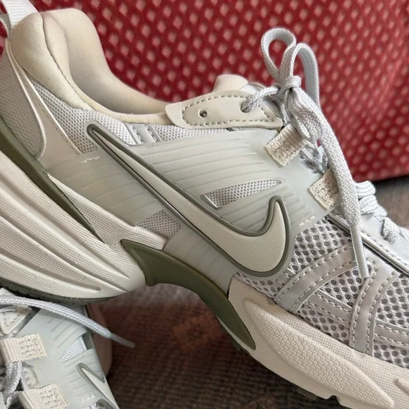 Nike Light Gray V2K Run Sneaker Brand New Never Worn - Picture 2 of 10